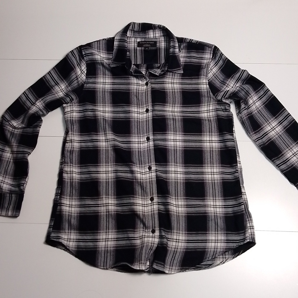 Banana republic woman  M plaid button down shirt boyfriend fit.light and soft
